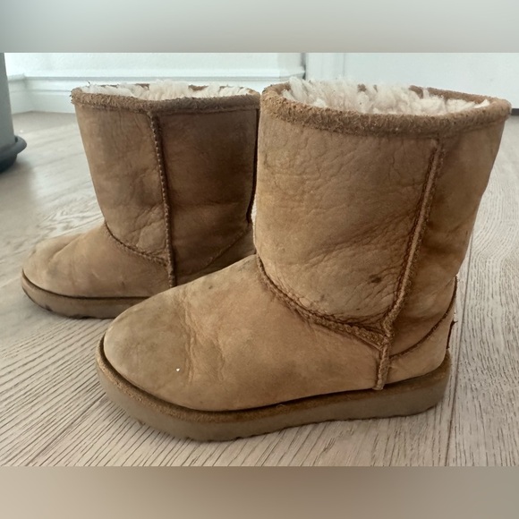 Kids UGG Classic size 12 Big Kids - Picture 3 of 8